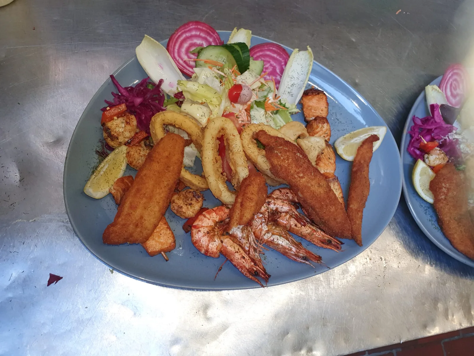 Assiette de fruits de mer, calamars et scampis