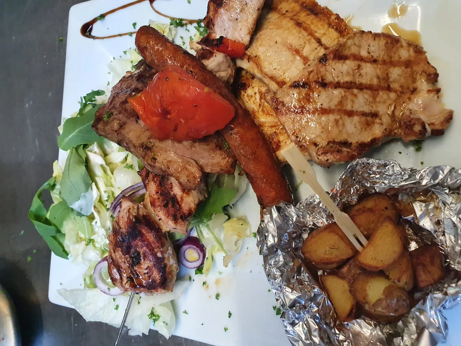 Assiette de grillades mixtes et pommes de terre
