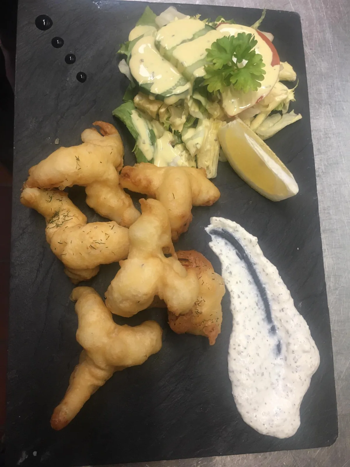 Beignets de scampis, salade et citron
