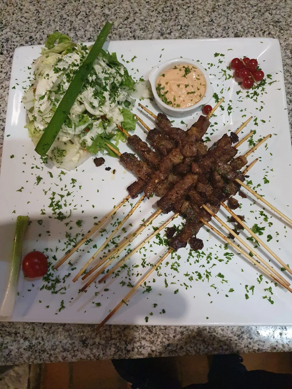 Brochettes de viande, salade et sauce