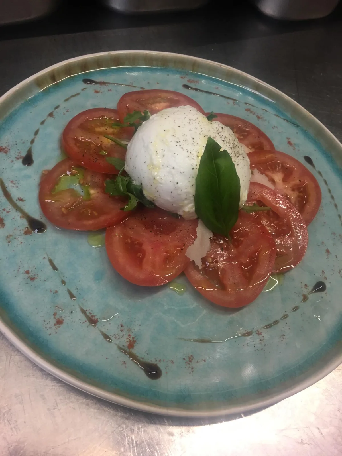 Burrata sur tomates, basilic et vinaigre balsamique