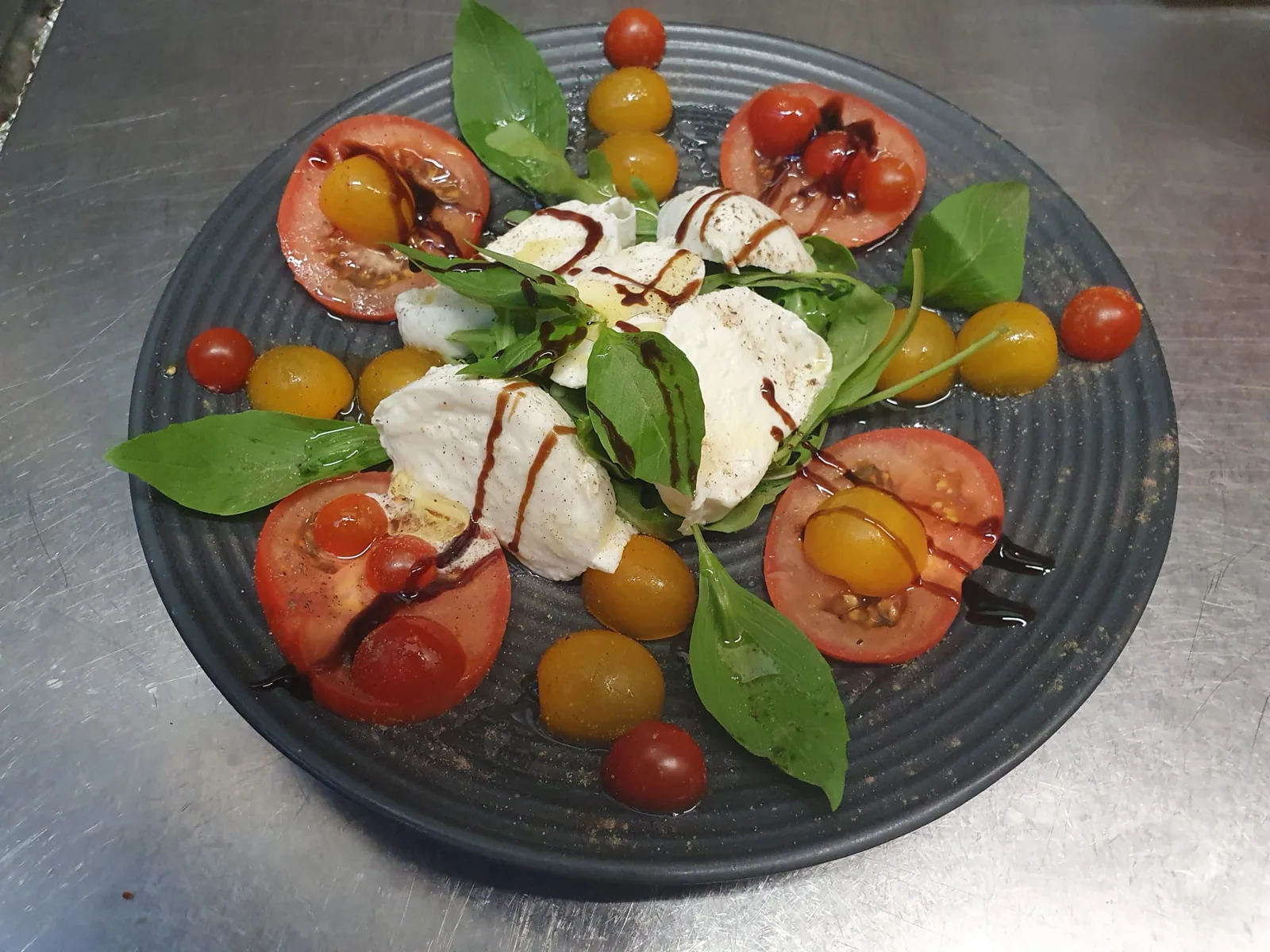 Salade caprese avec tomates, mozzarella et basilic