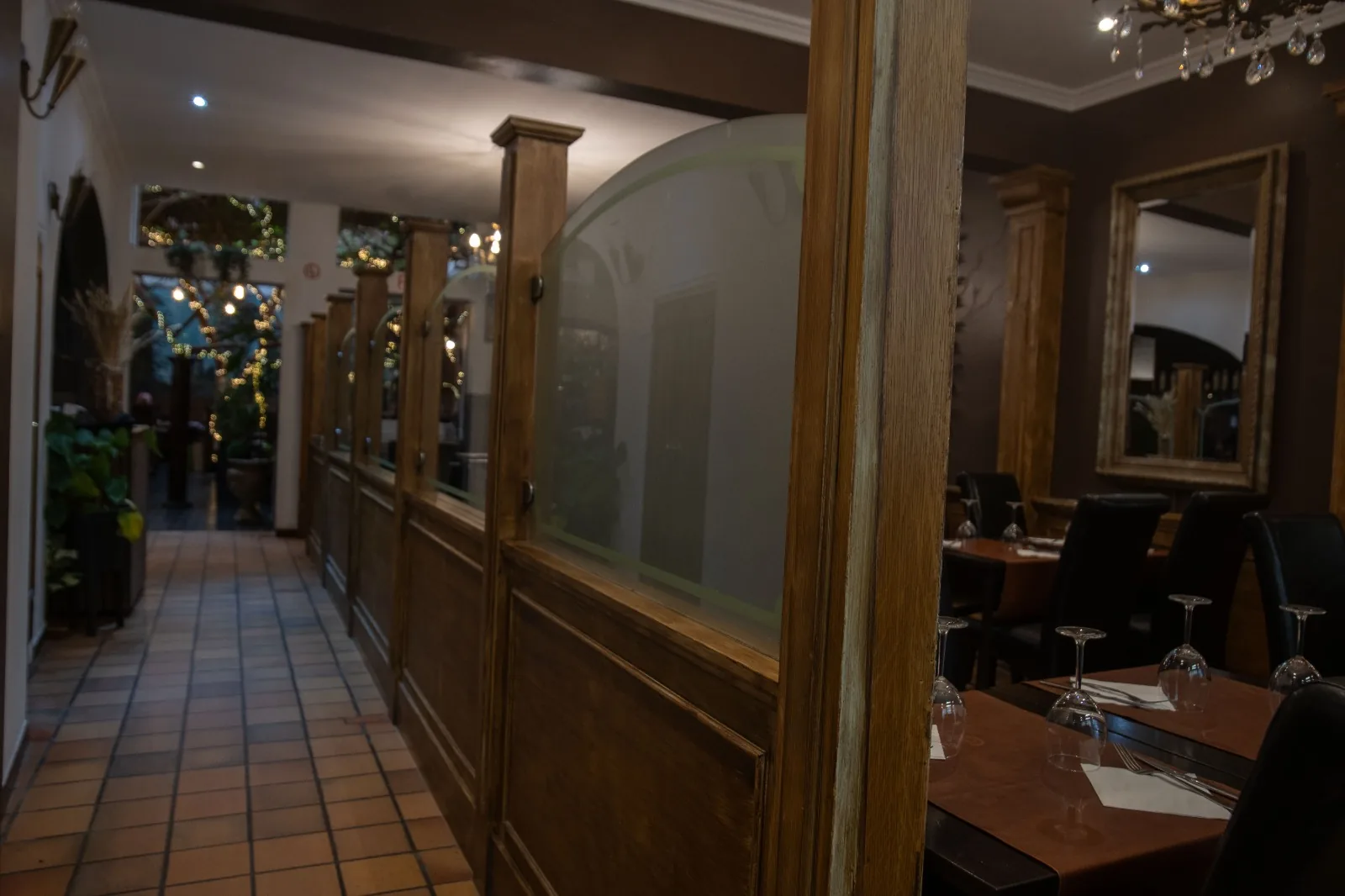 Couloir et salle aux boiseries