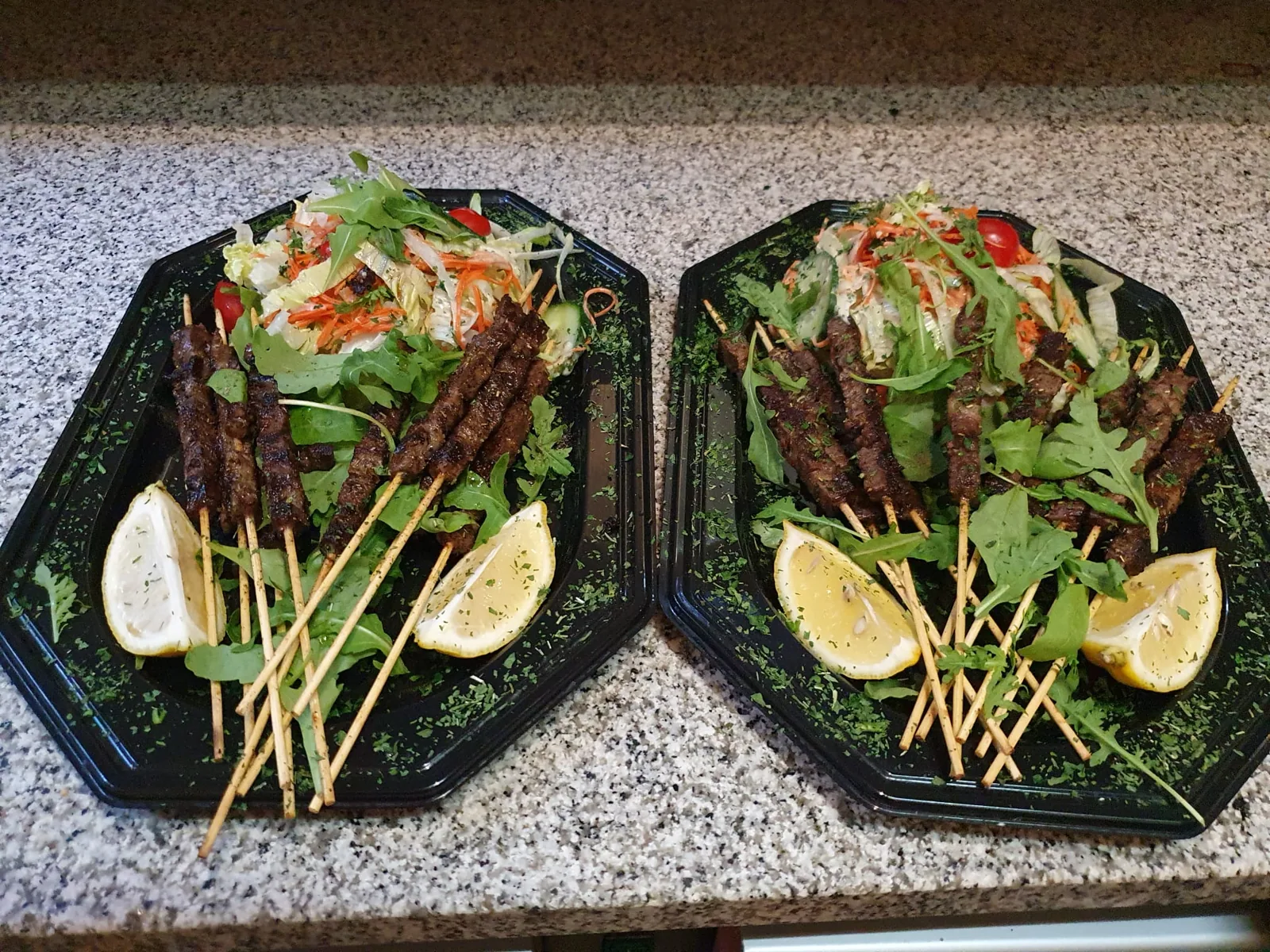 Deux plateaux de brochettes de viande et salade