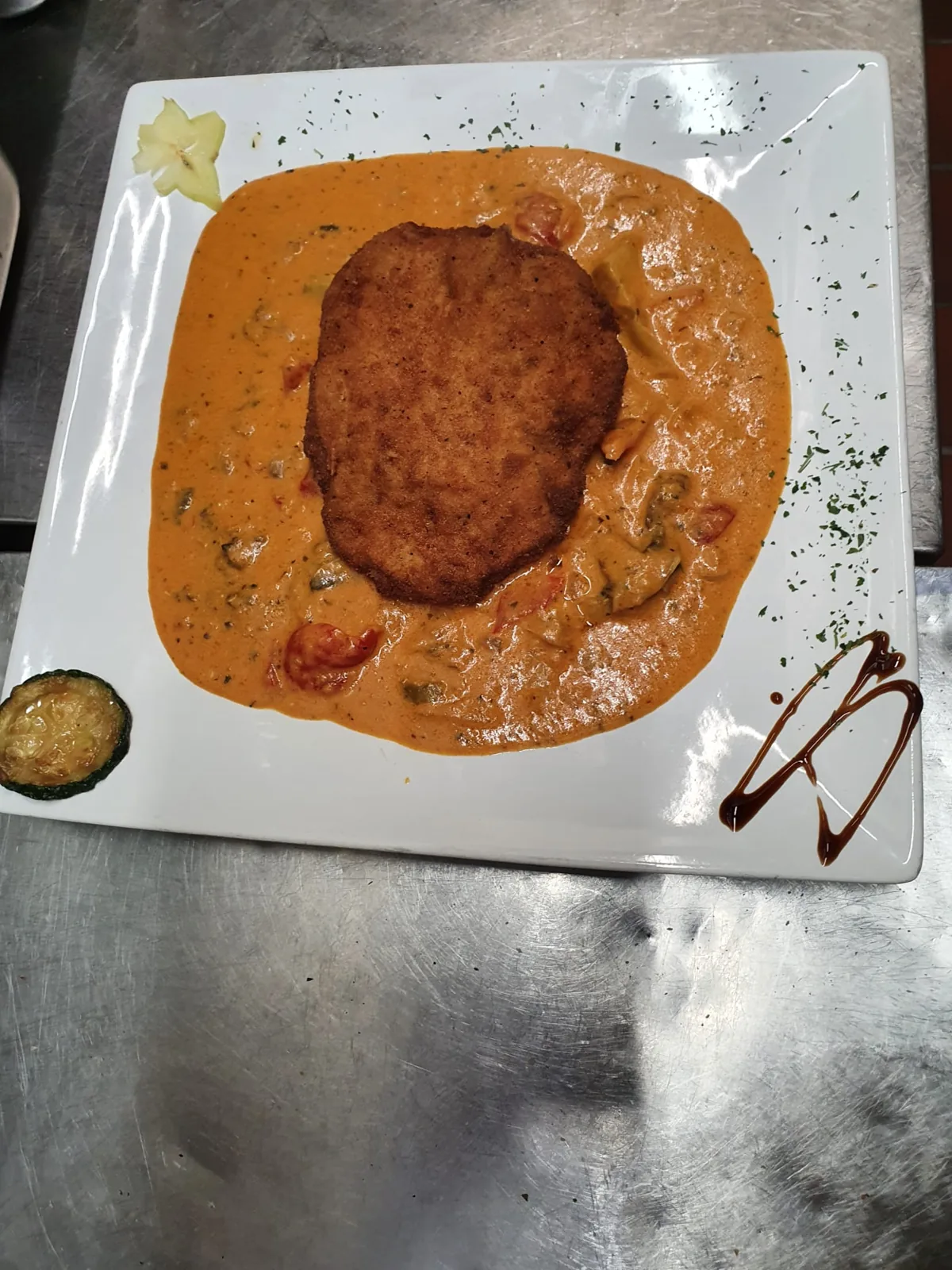 Escalope panée, sauce crème et tomate