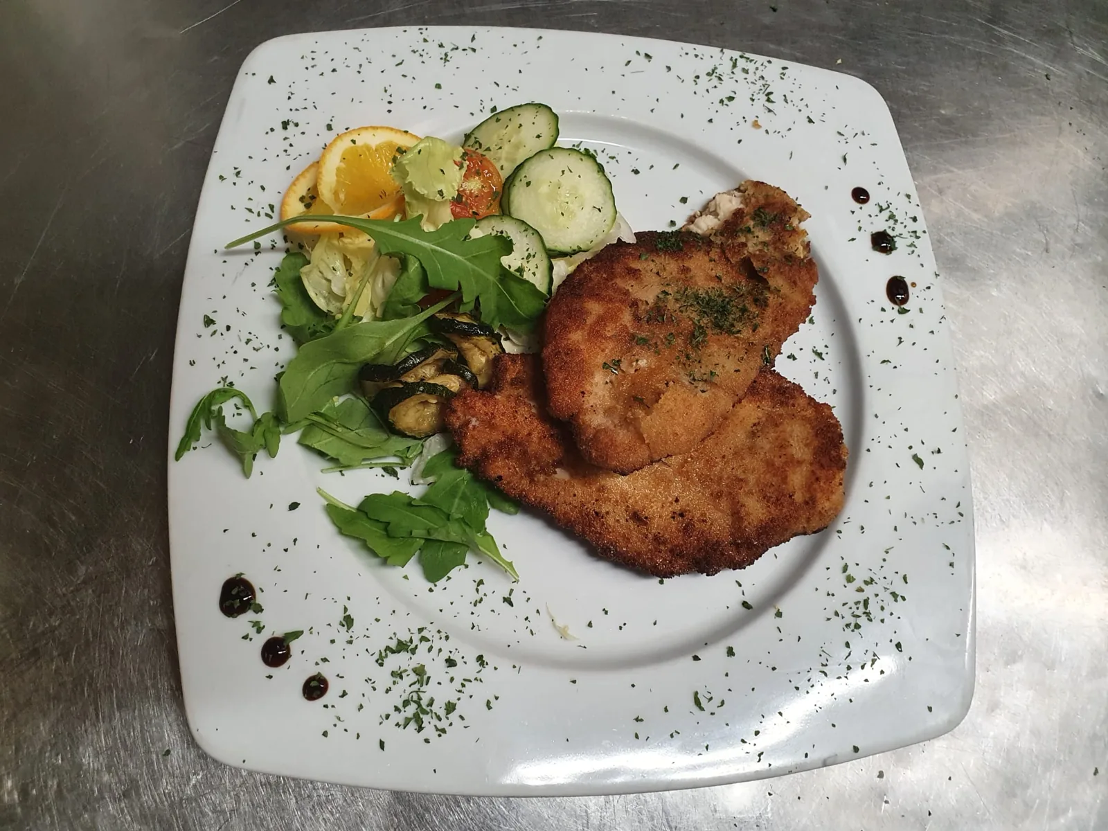 Escalopes panées, roquette et concombre