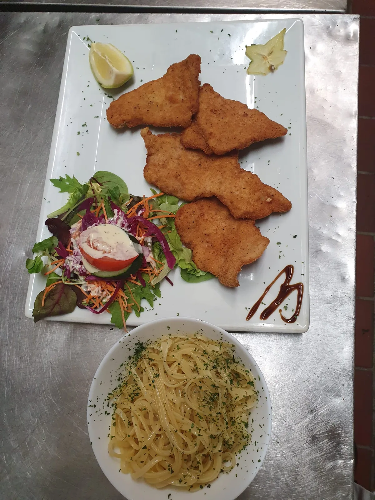 Escalopes panées, spaghetti et salade