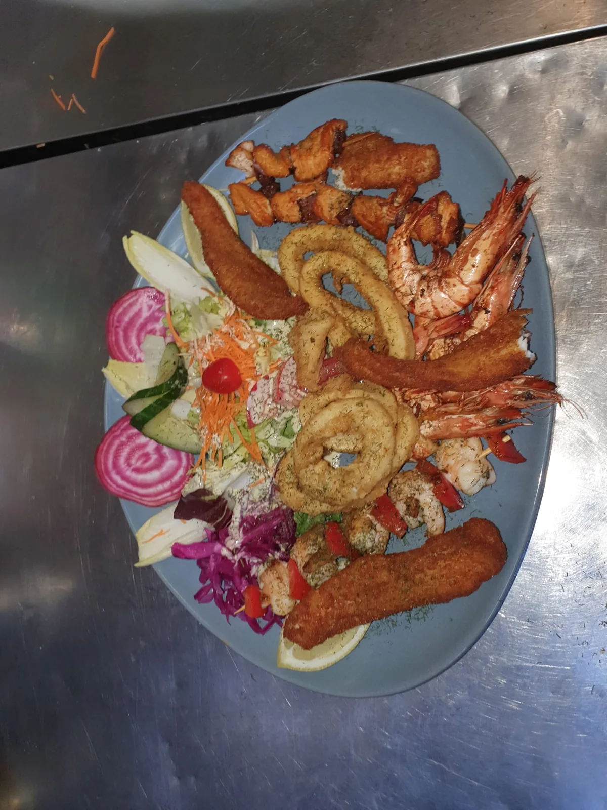 Friture de calamars, scampis et poisson pané