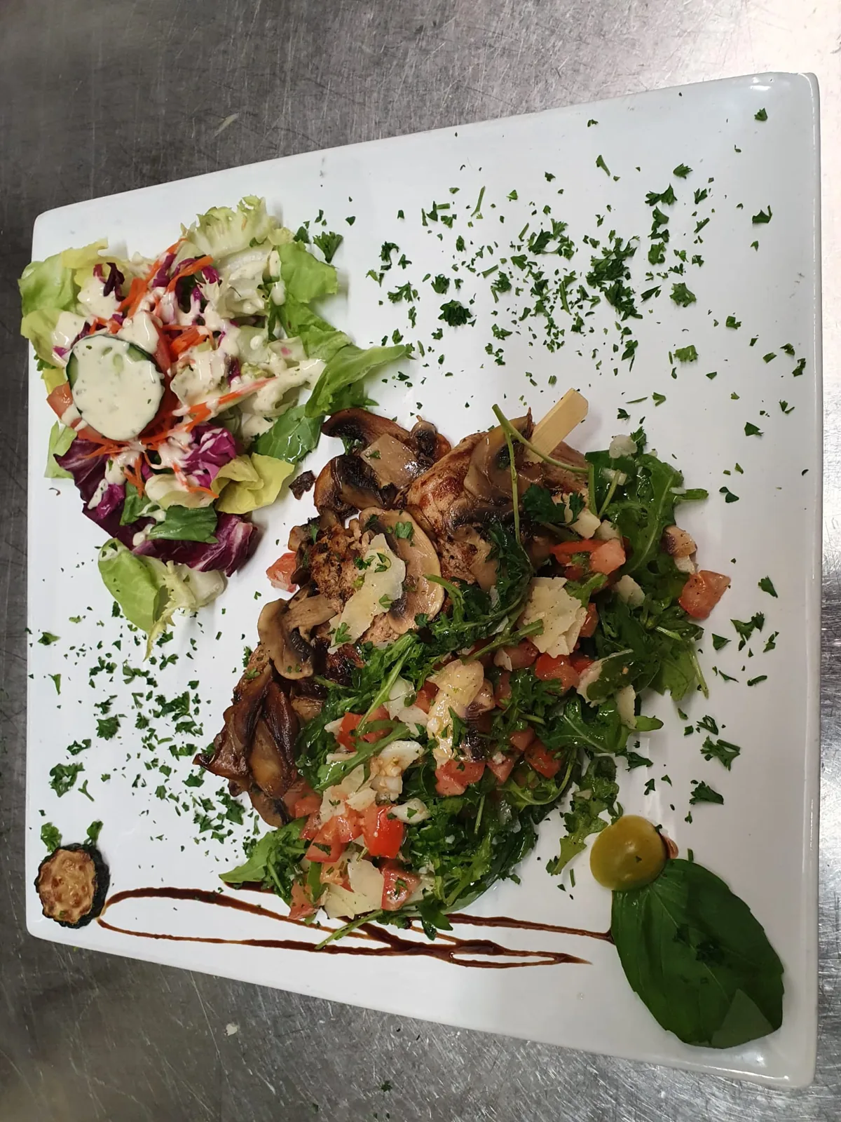 Grillade, champignons, roquette et tomates
