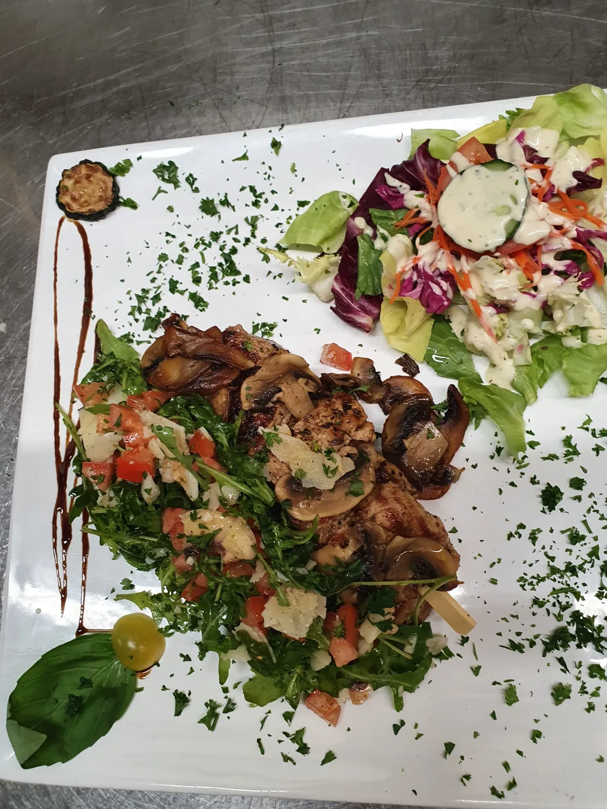 Grillade, roquette et copeaux de parmesan