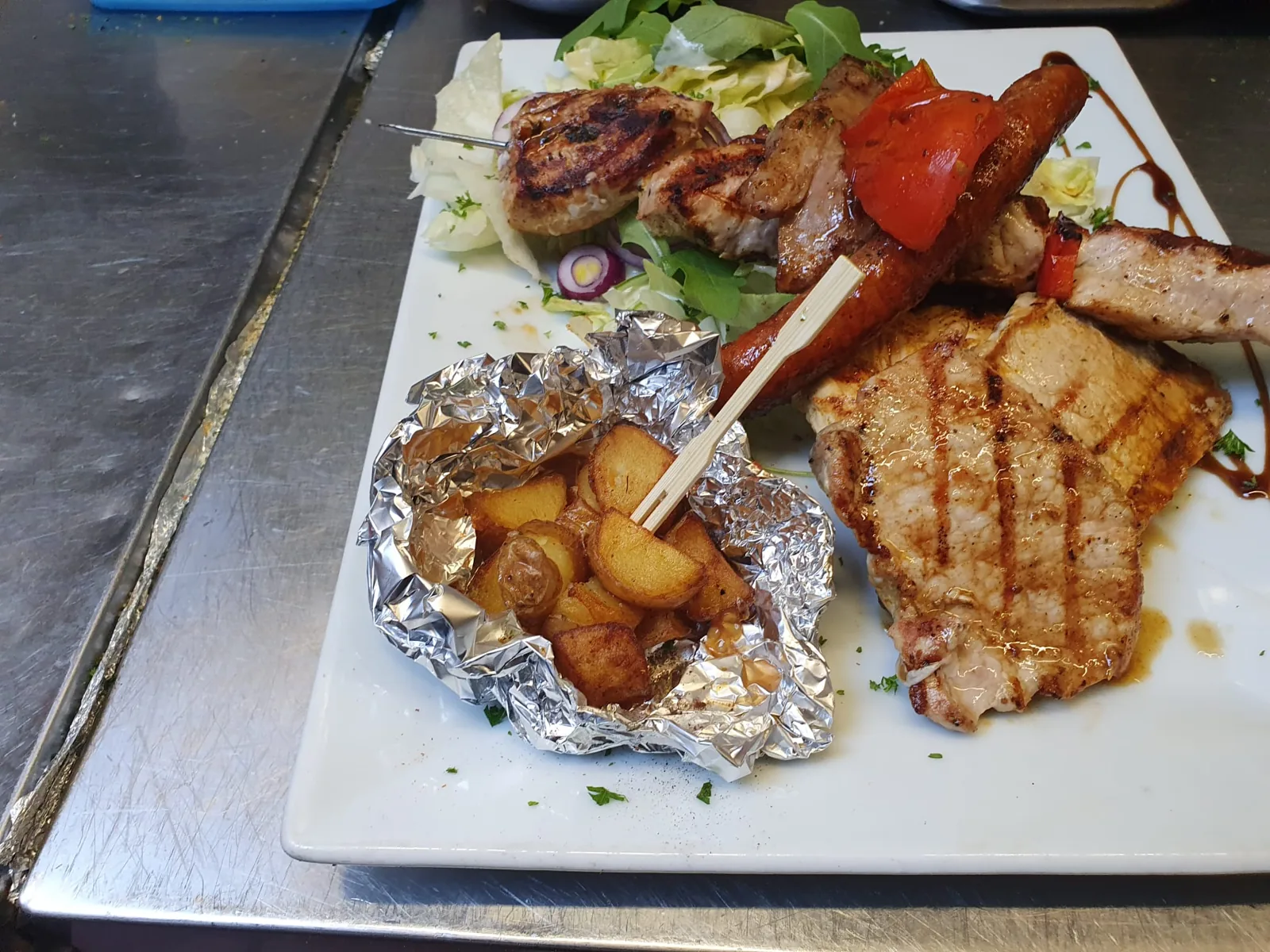 Grillades mixtes, saucisse et pommes de terre
