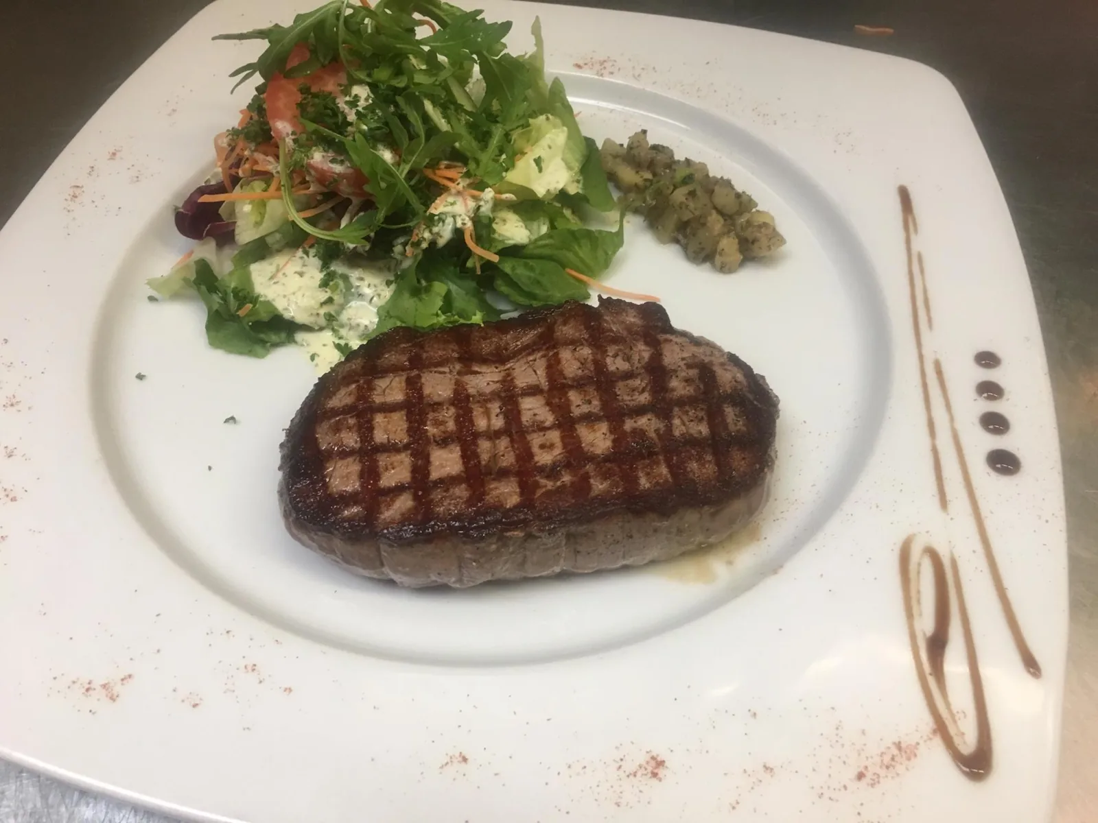 Pavé de bœuf grillé servi avec une salade