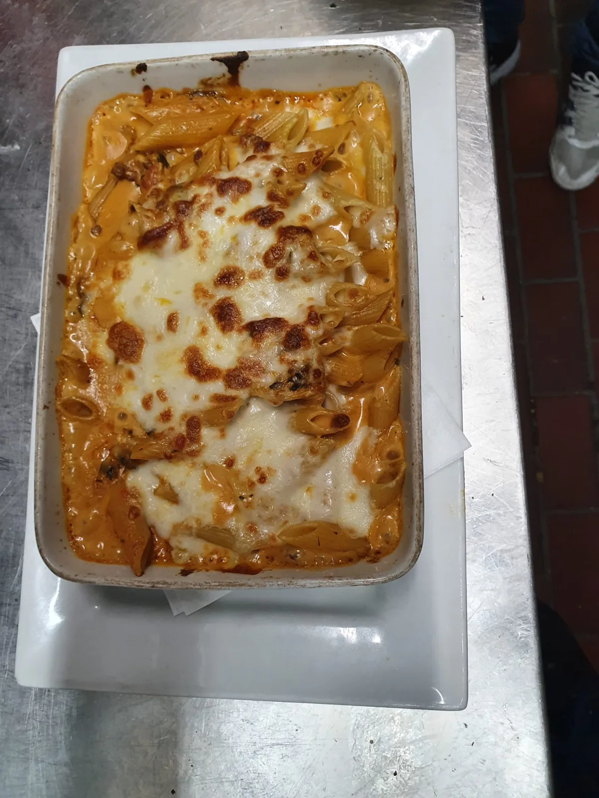 Penne gratinées au four à la mozzarella