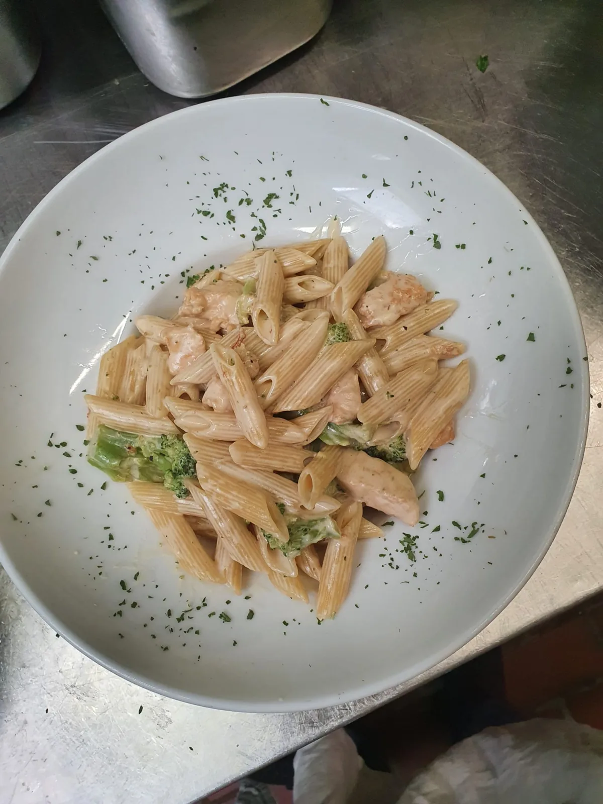 Penne au poulet et brocolis, sauce rosée