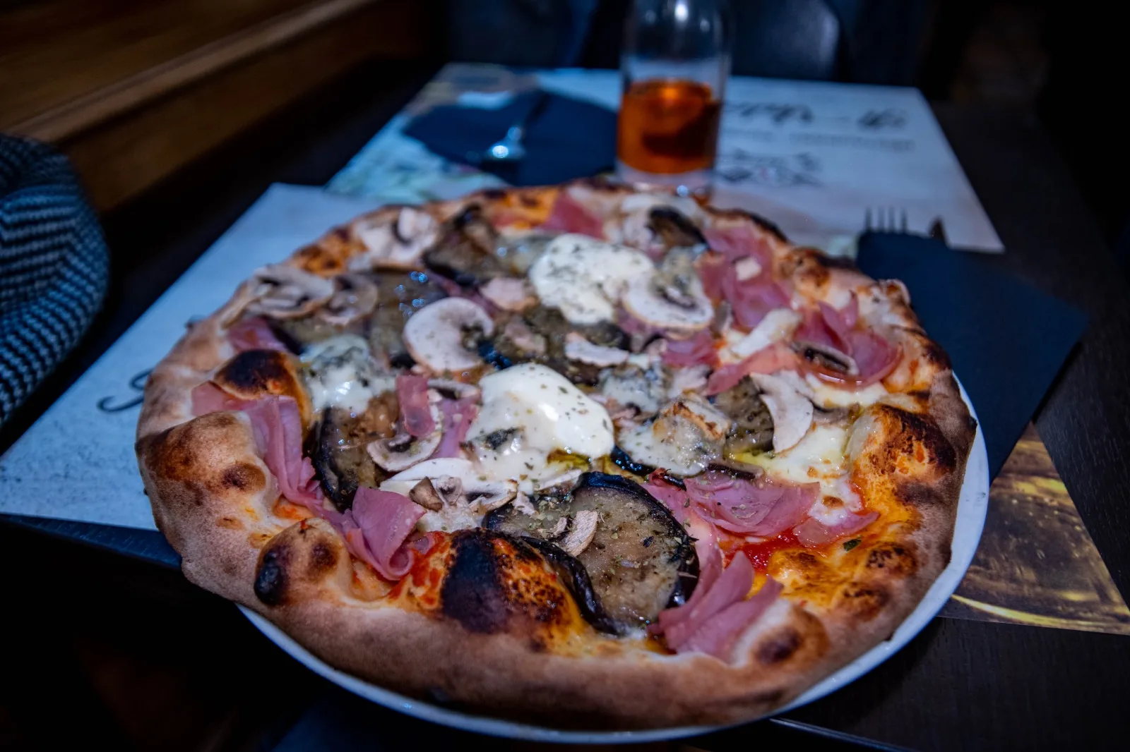Pizza aux aubergines, champignons et jambon