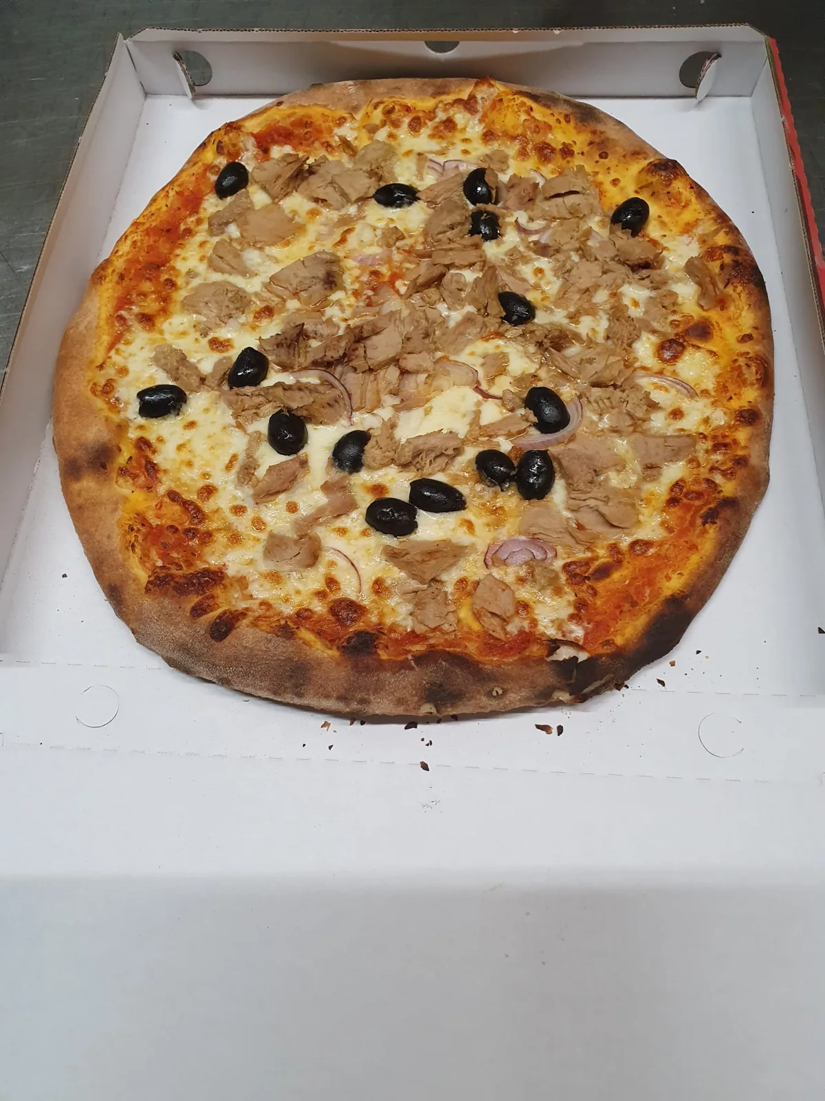 Pizza au thon, olives noires et oignons