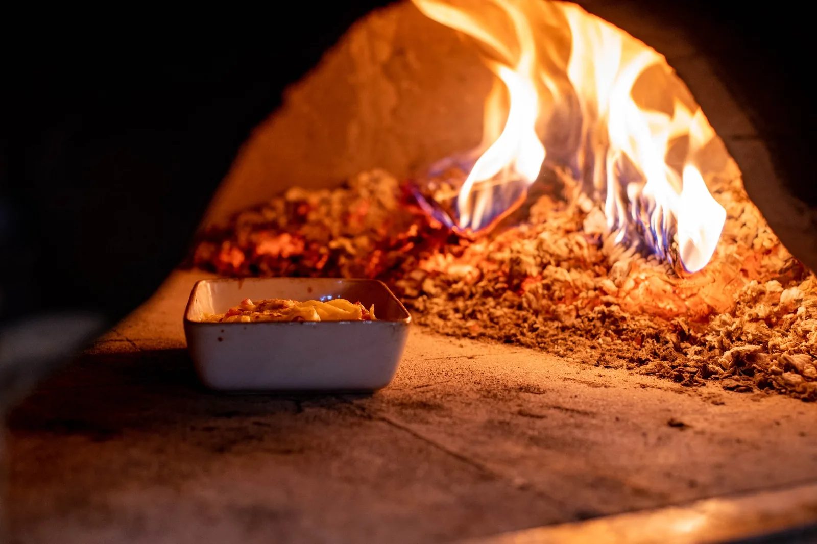 Plat gratiné cuit dans le four à bois