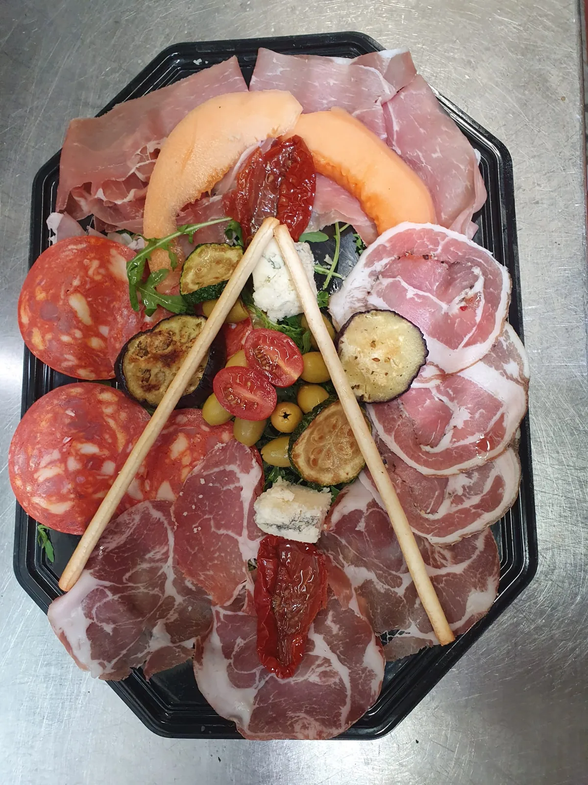 Plateau d'antipasti, charcuterie italienne et melon