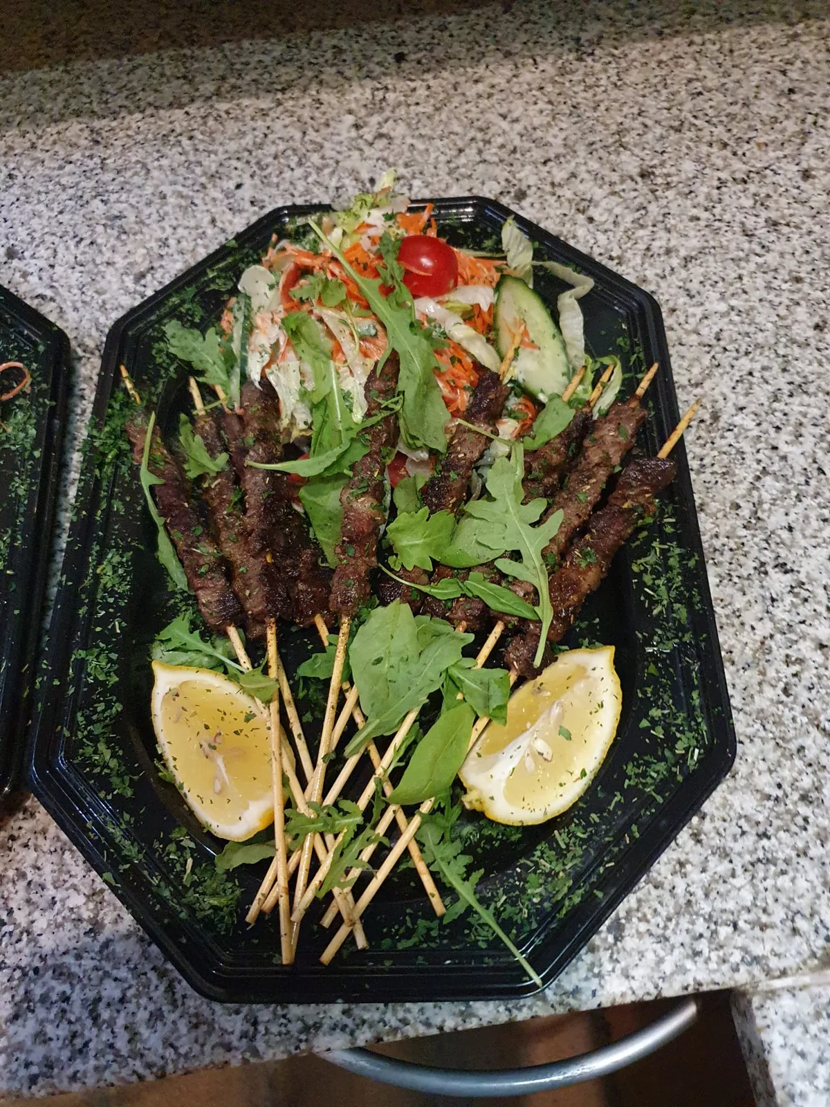 Plateau de brochettes de viande, roquette et citron