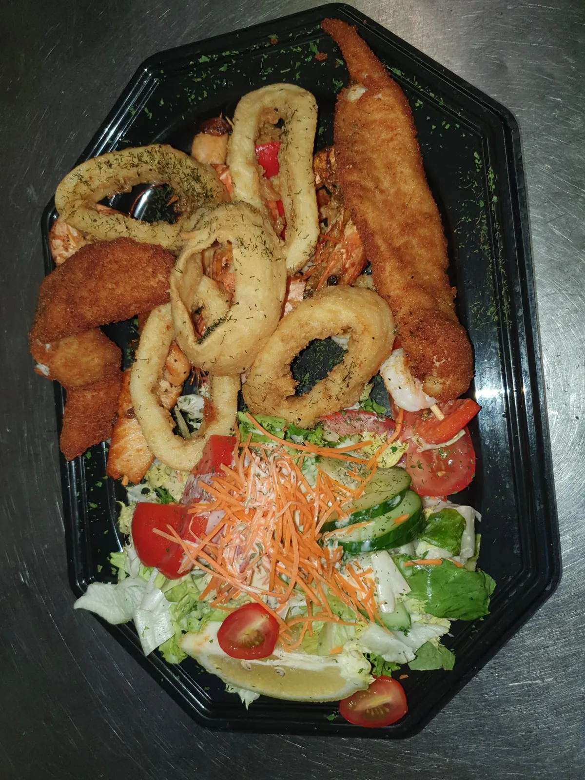 Plateau de friture de calamars et poisson