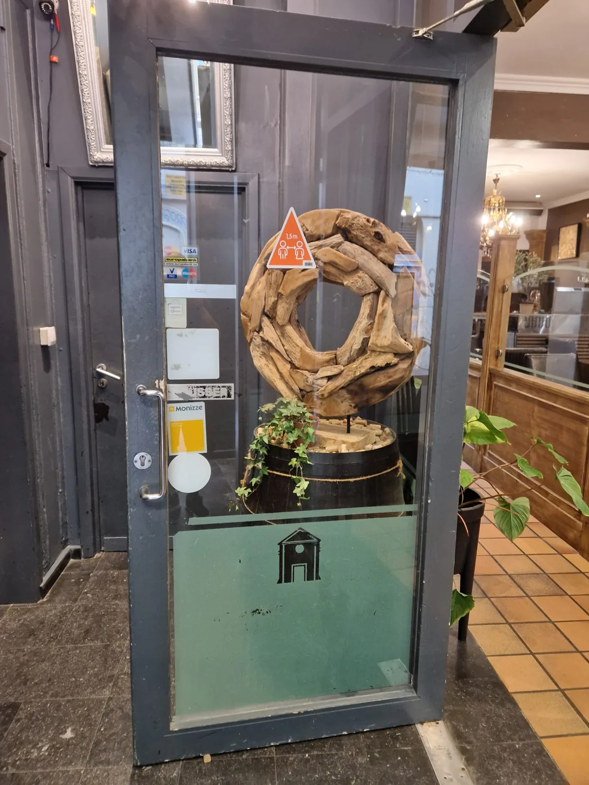 Porte d'entrée vitrée du restaurant