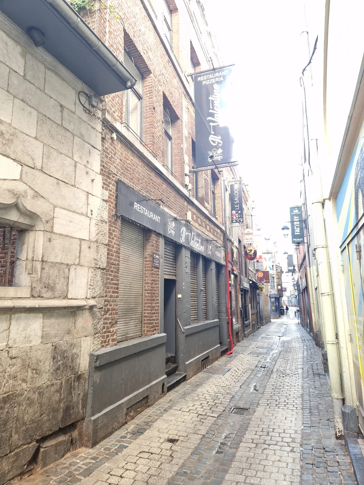 Rue pavée devant le restaurant