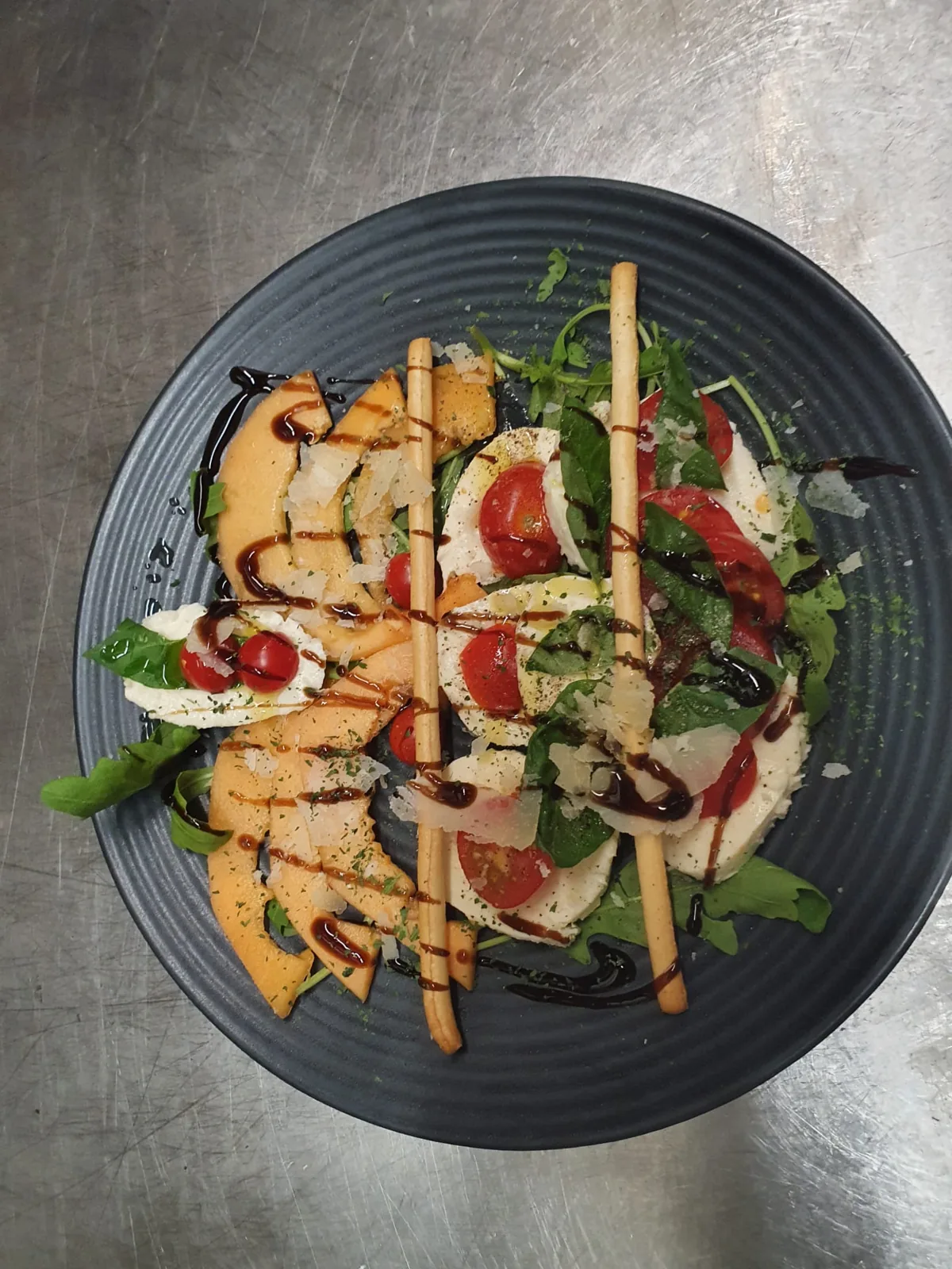 Salade melon, mozzarella, tomates et gressins