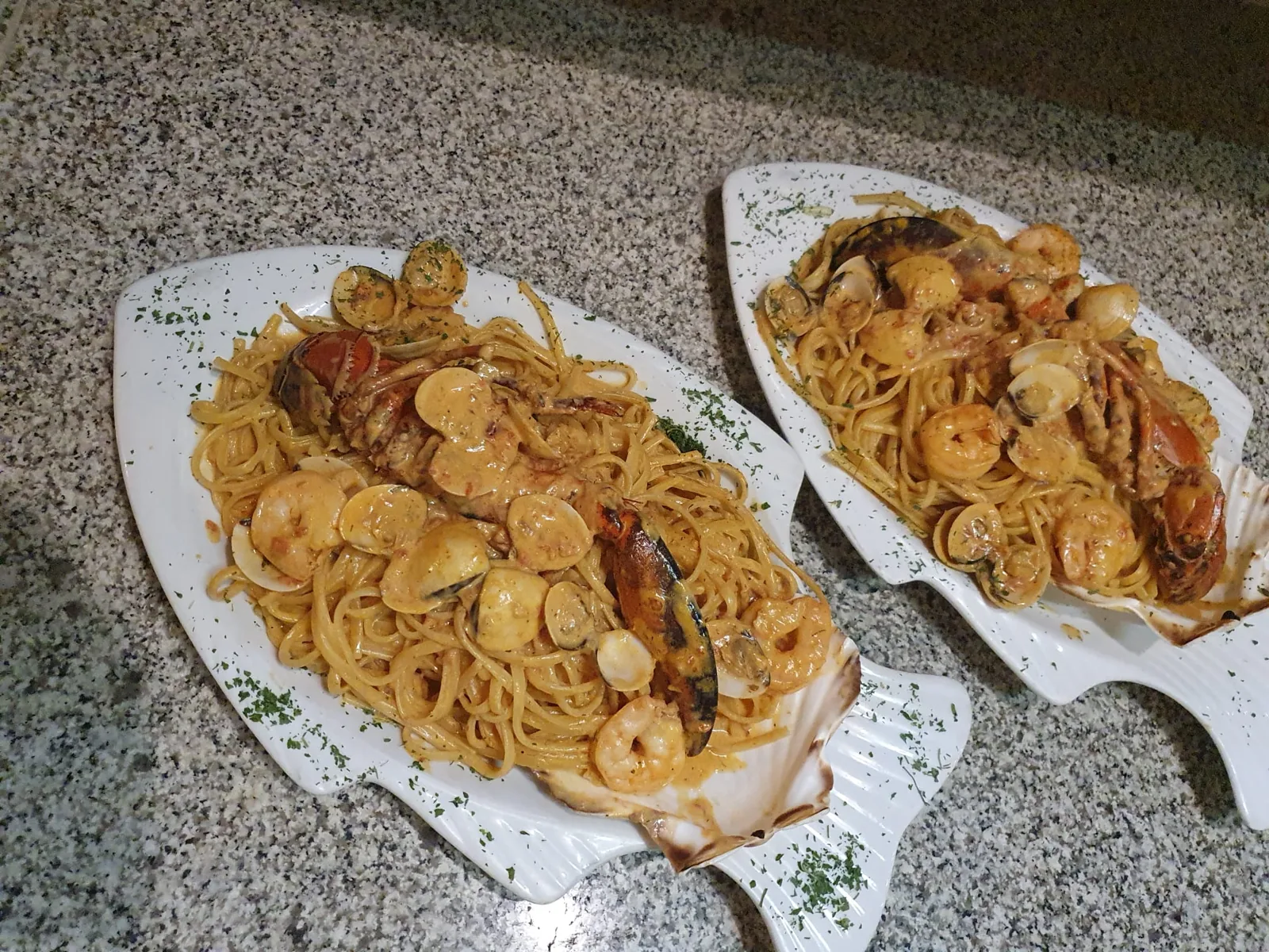 Spaghetti aux fruits de mer, scampis et palourdes