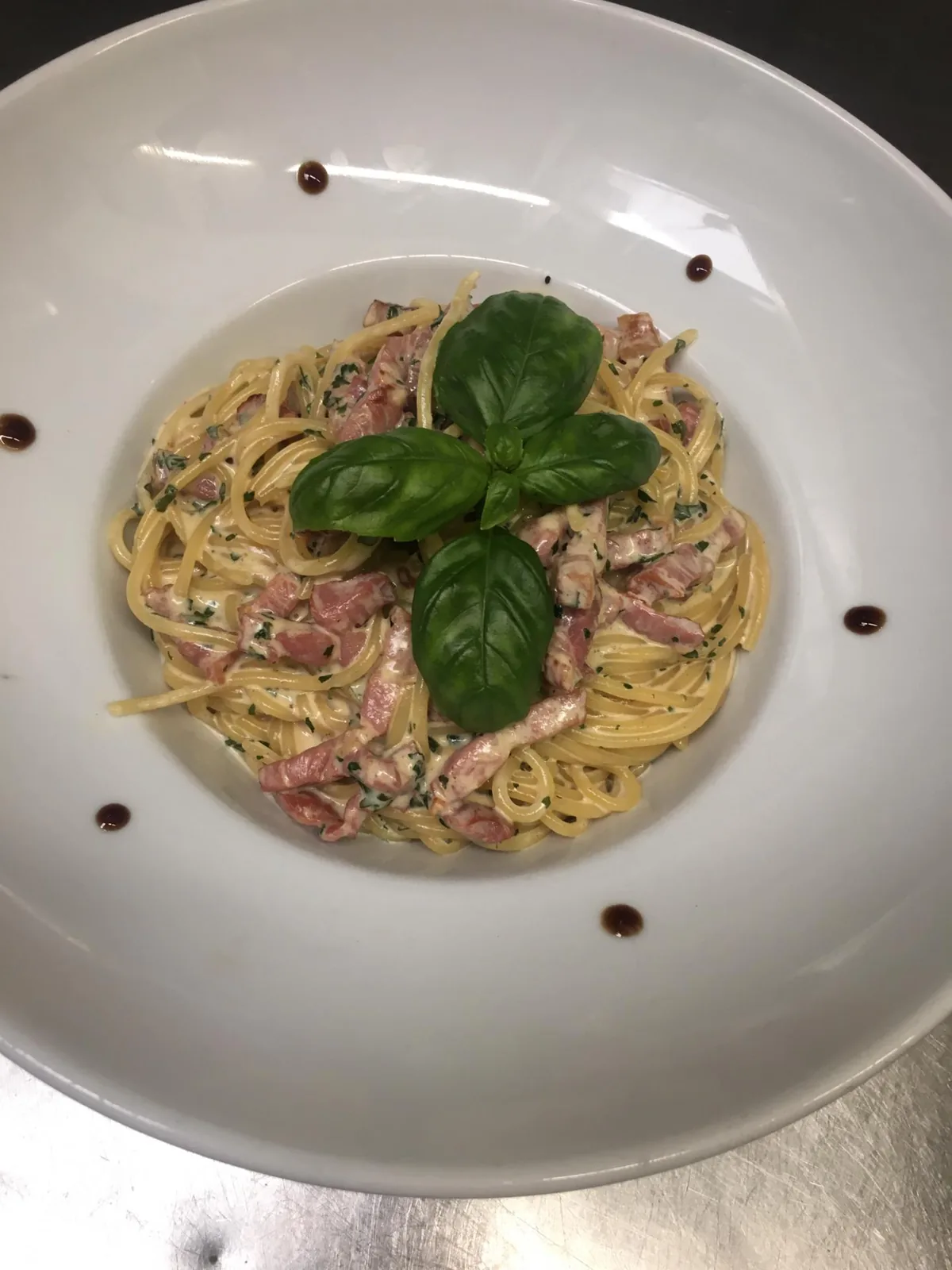 Spaghetti aux lardons, crème et basilic