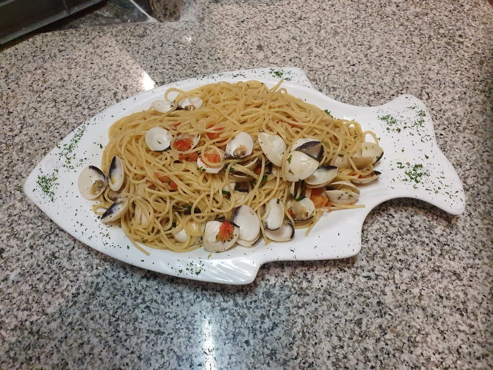 Spaghetti aux palourdes et plat de poisson