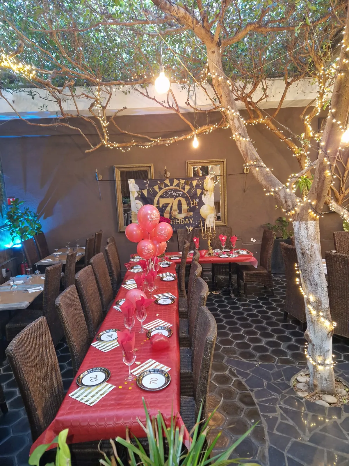 Table dressée pour un anniversaire sous les ficus