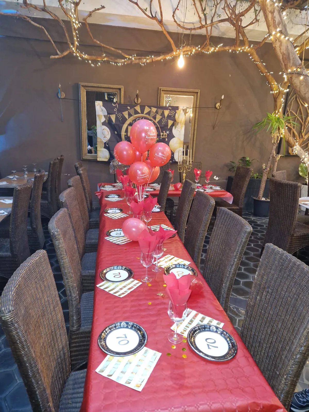 Longue table dressée pour un anniversaire, ballons rouges