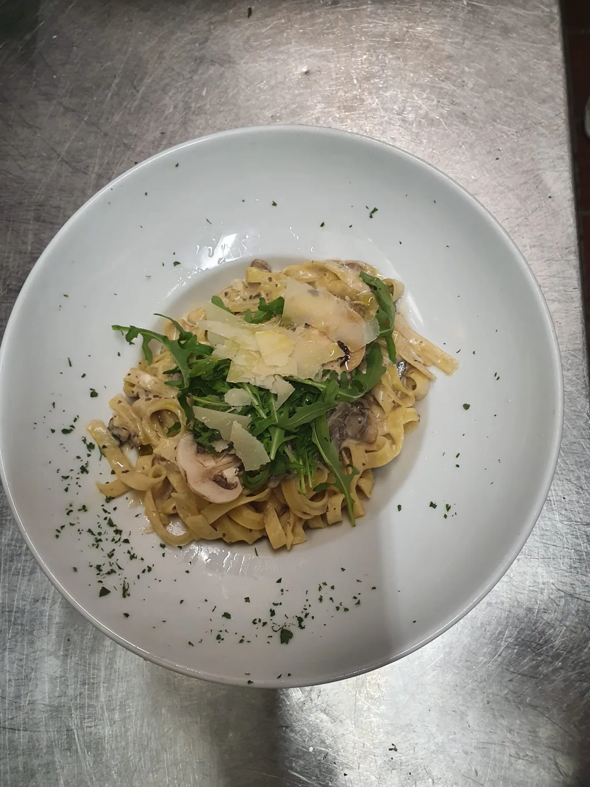 Tagliatelles aux champignons, roquette et parmesan