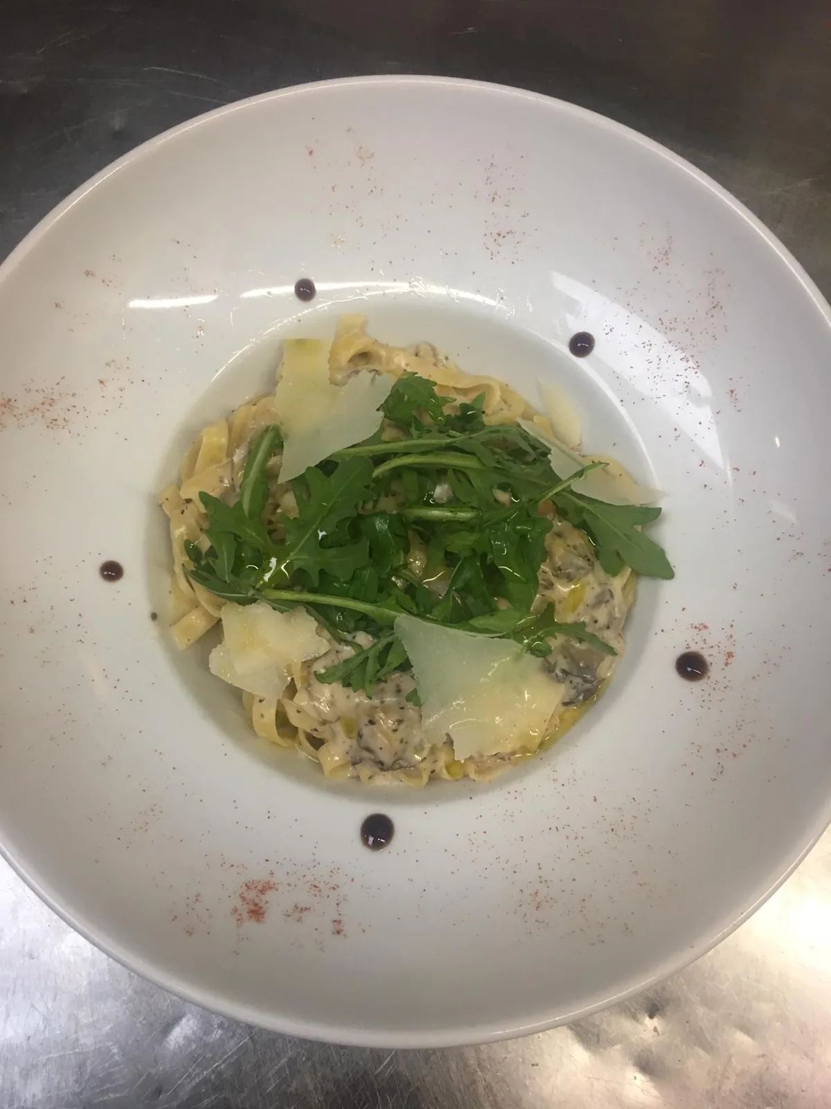 Tagliatelles, roquette et copeaux de parmesan