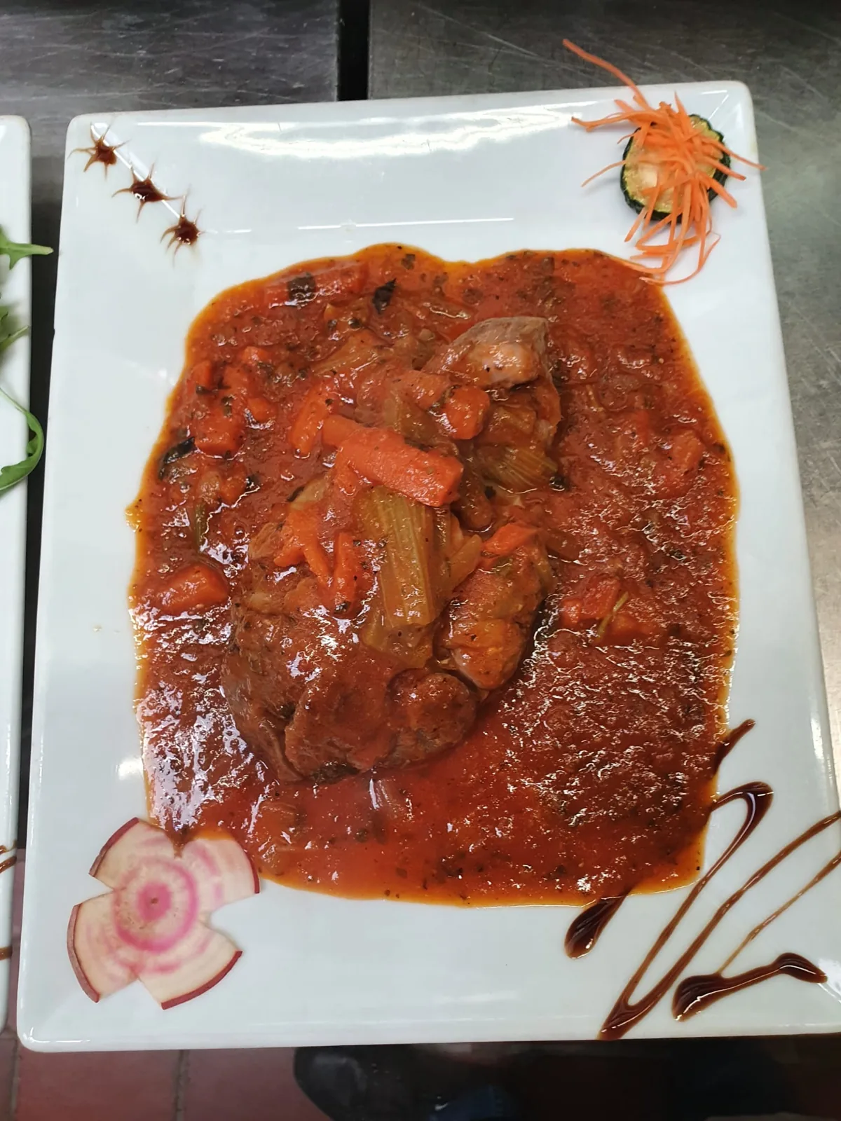Viande mijotée à la sauce tomate et légumes
