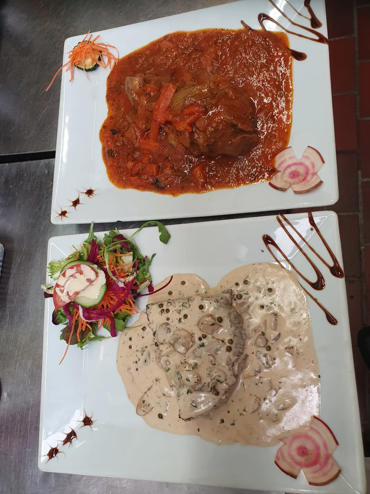 Viandes en sauce tomate et sauce au poivre